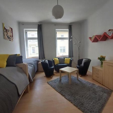 Schoene Zwei-Zimmer-Wohnung "W2" Mit 4 Einzelbetten Und Wlan In Zwenkau Bei Leipzig Im Neuseenland Buitenkant foto