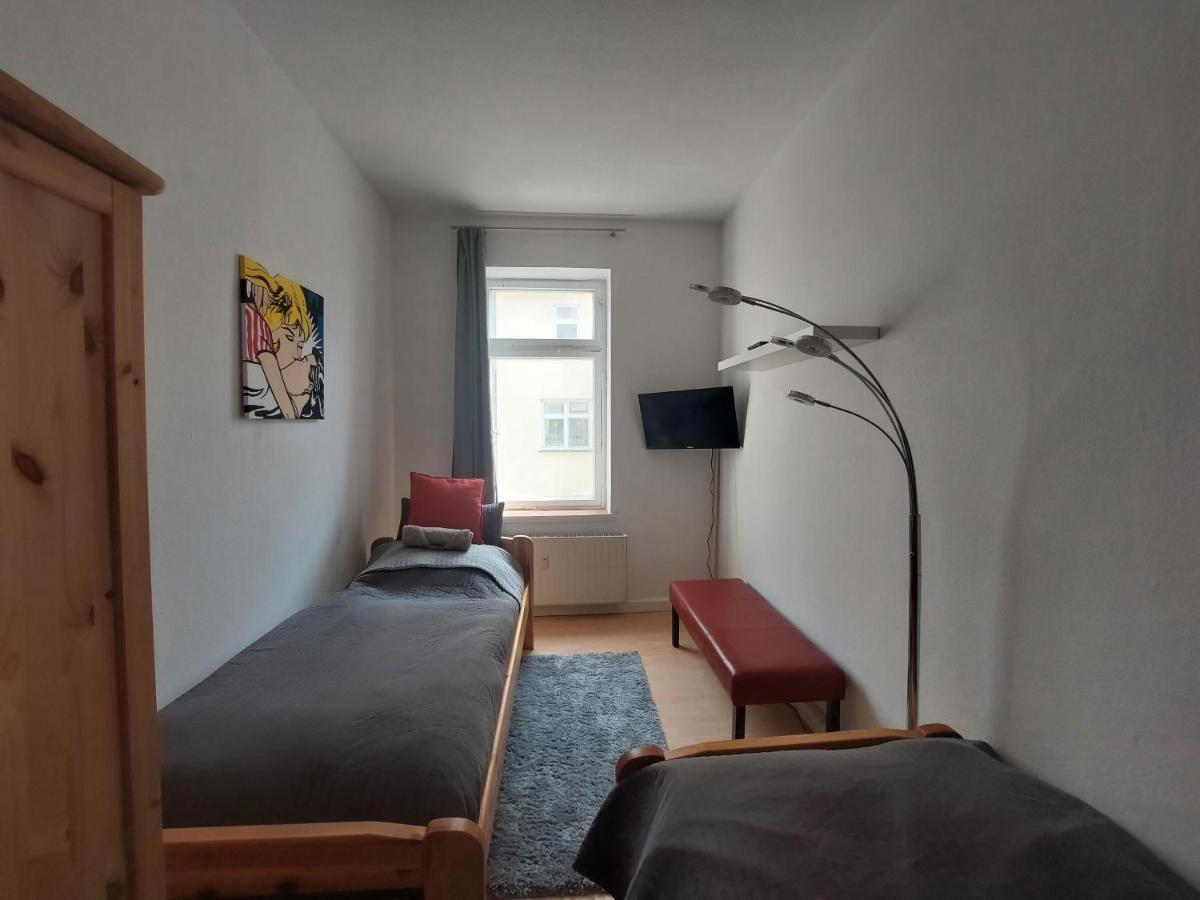 Schoene Zwei-Zimmer-Wohnung "W2" Mit 4 Einzelbetten Und Wlan In Zwenkau Bei Leipzig Im Neuseenland Buitenkant foto
