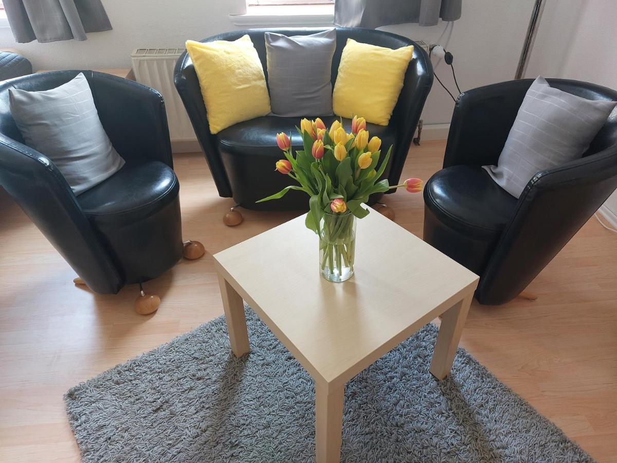 Schoene Zwei-Zimmer-Wohnung "W2" Mit 4 Einzelbetten Und Wlan In Zwenkau Bei Leipzig Im Neuseenland Buitenkant foto