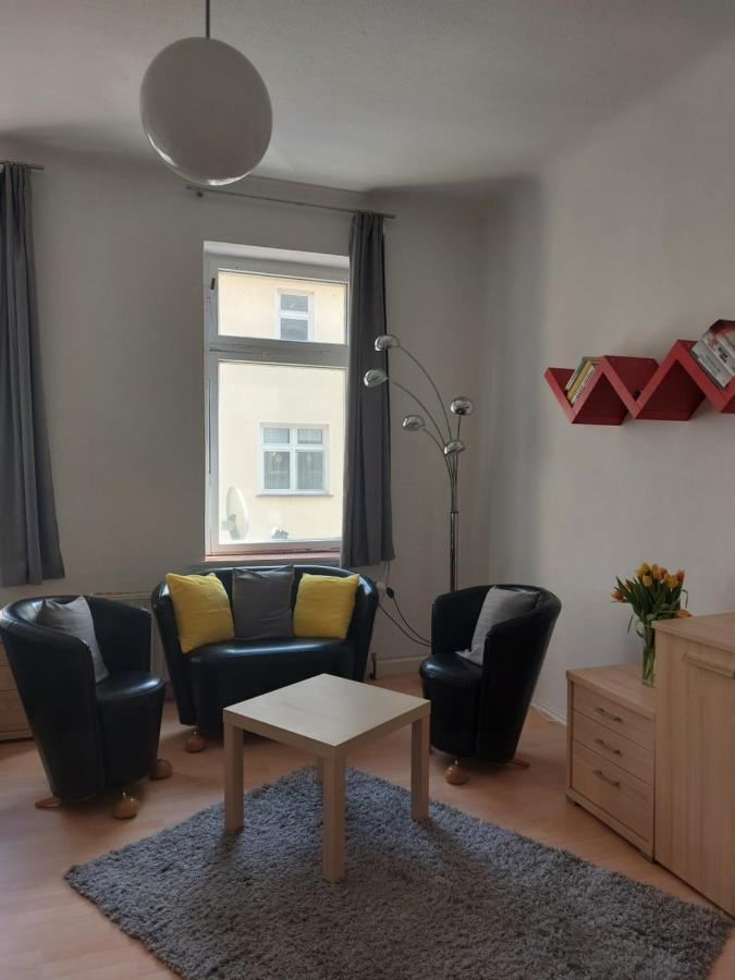 Schoene Zwei-Zimmer-Wohnung "W2" Mit 4 Einzelbetten Und Wlan In Zwenkau Bei Leipzig Im Neuseenland Buitenkant foto