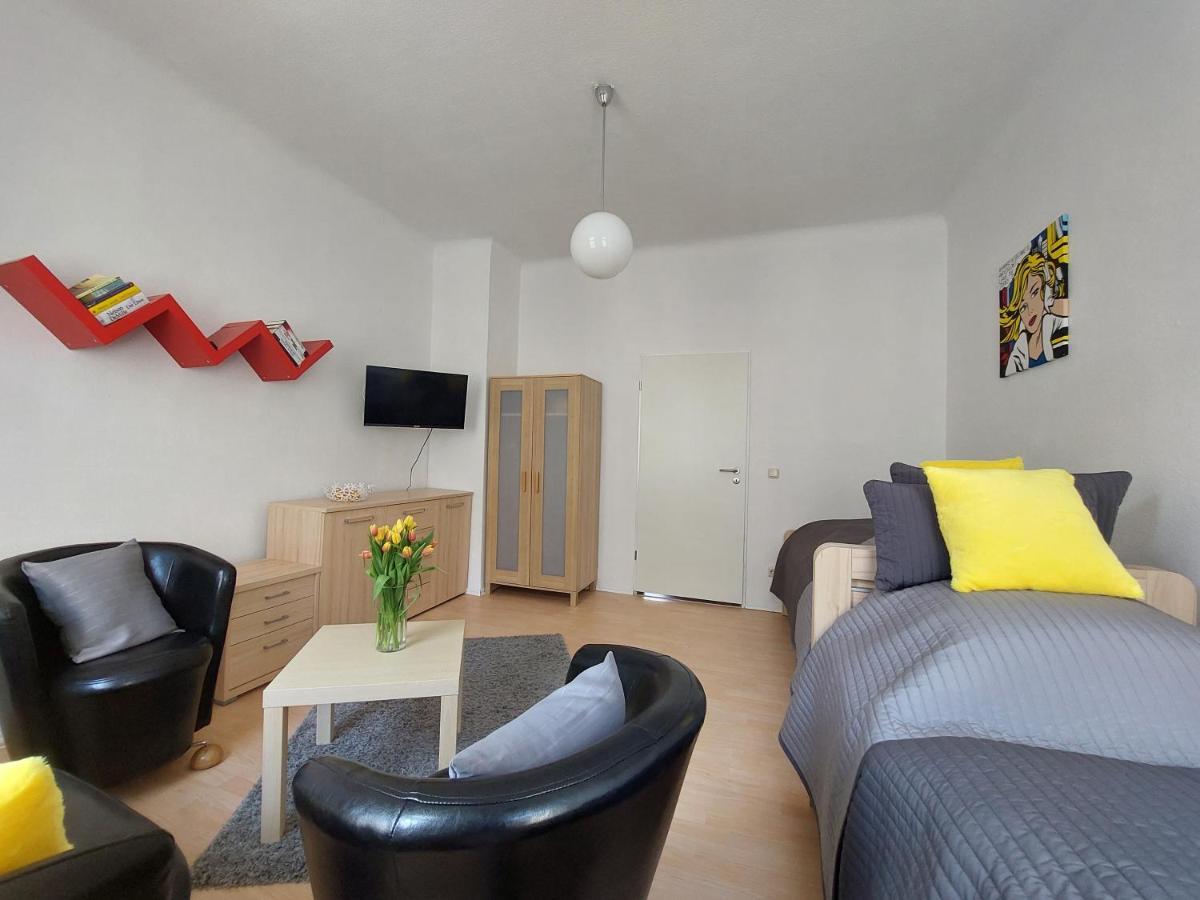 Schoene Zwei-Zimmer-Wohnung "W2" Mit 4 Einzelbetten Und Wlan In Zwenkau Bei Leipzig Im Neuseenland Buitenkant foto