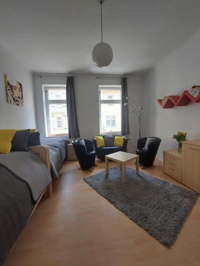 Schoene Zwei-Zimmer-Wohnung "W2" Mit 4 Einzelbetten Und Wlan In Zwenkau Bei Leipzig Im Neuseenland Buitenkant foto