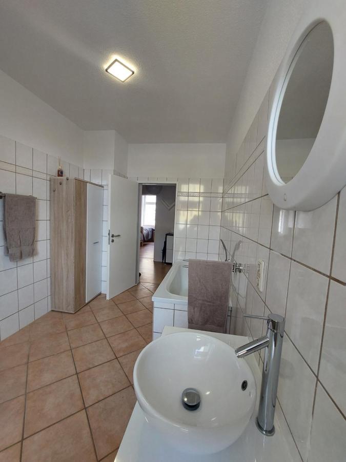 Schoene Zwei-Zimmer-Wohnung "W2" Mit 4 Einzelbetten Und Wlan In Zwenkau Bei Leipzig Im Neuseenland Buitenkant foto