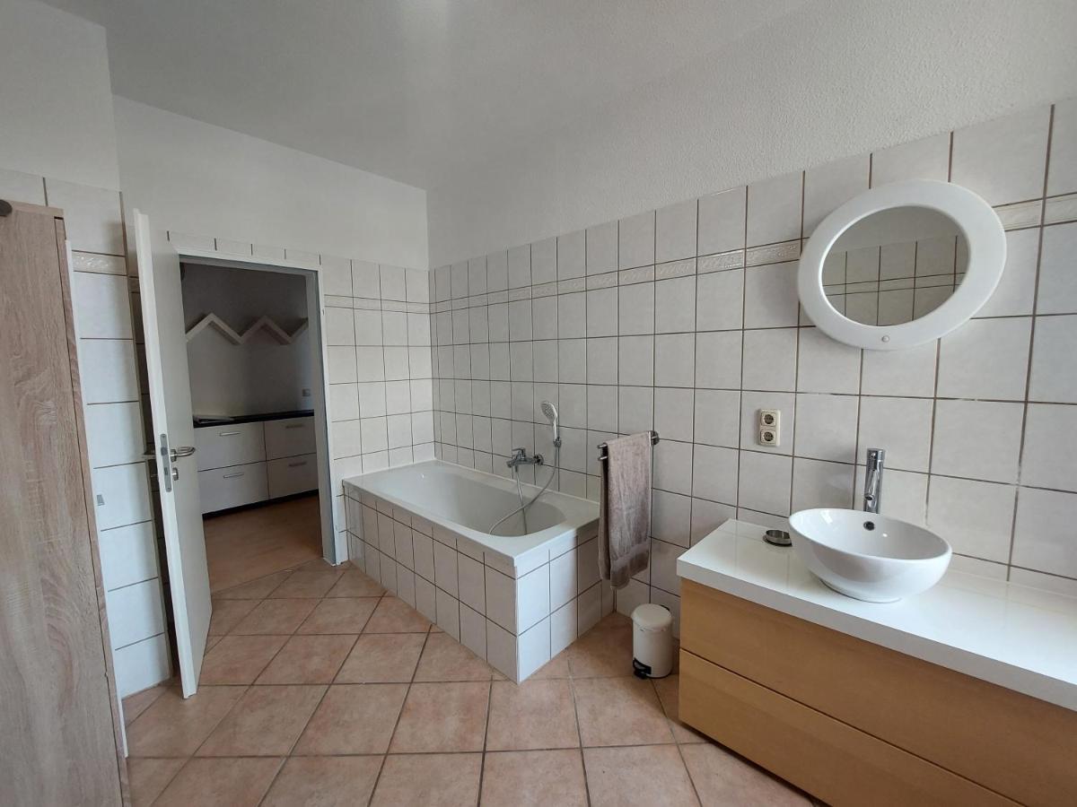 Schoene Zwei-Zimmer-Wohnung "W2" Mit 4 Einzelbetten Und Wlan In Zwenkau Bei Leipzig Im Neuseenland Buitenkant foto