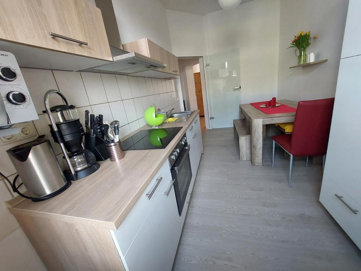 Schoene Zwei-Zimmer-Wohnung "W2" Mit 4 Einzelbetten Und Wlan In Zwenkau Bei Leipzig Im Neuseenland Buitenkant foto