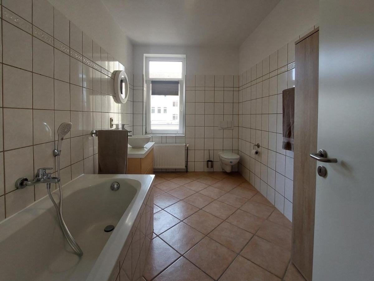 Schoene Zwei-Zimmer-Wohnung "W2" Mit 4 Einzelbetten Und Wlan In Zwenkau Bei Leipzig Im Neuseenland Buitenkant foto