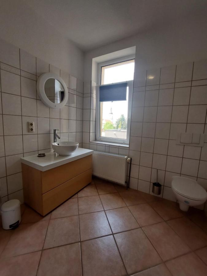 Schoene Zwei-Zimmer-Wohnung "W2" Mit 4 Einzelbetten Und Wlan In Zwenkau Bei Leipzig Im Neuseenland Buitenkant foto