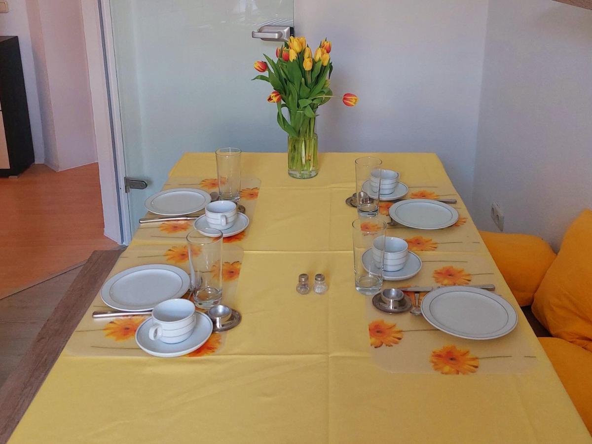Schoene Zwei-Zimmer-Wohnung "W2" Mit 4 Einzelbetten Und Wlan In Zwenkau Bei Leipzig Im Neuseenland Buitenkant foto